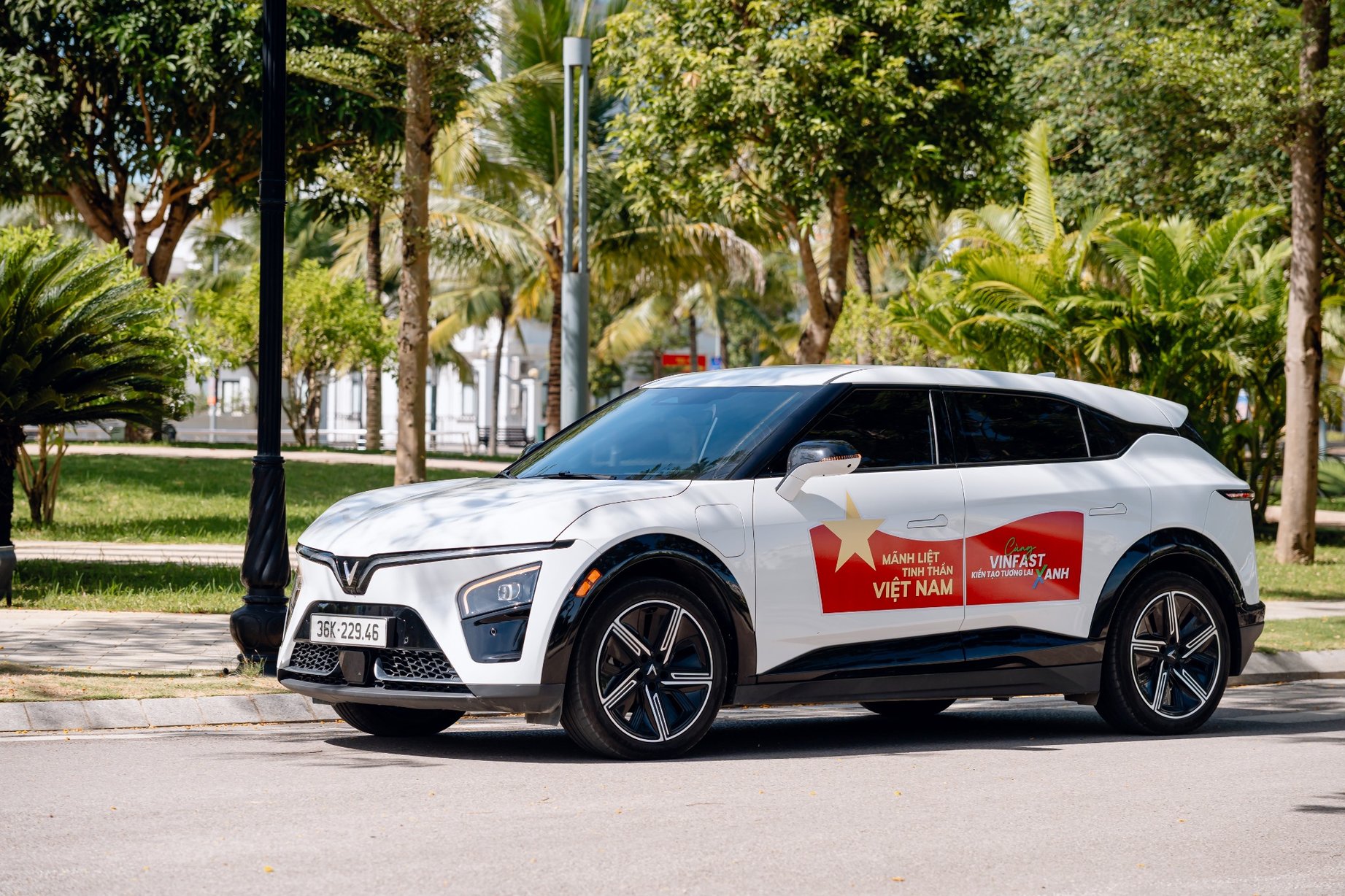 VINFAST TẶNG 100.000 BỘ DECAL QUỐC KỲ - MỪNG 80 NĂM QUỐC KHÁNH